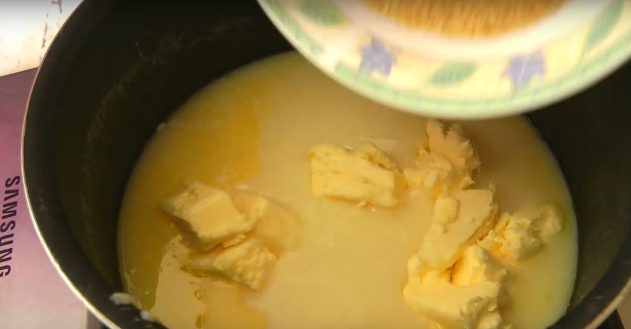 Przygotowanie ciasta milionera - Pyszności; Foto kadr z materiału na kanale YouTube Mała Cukierenka