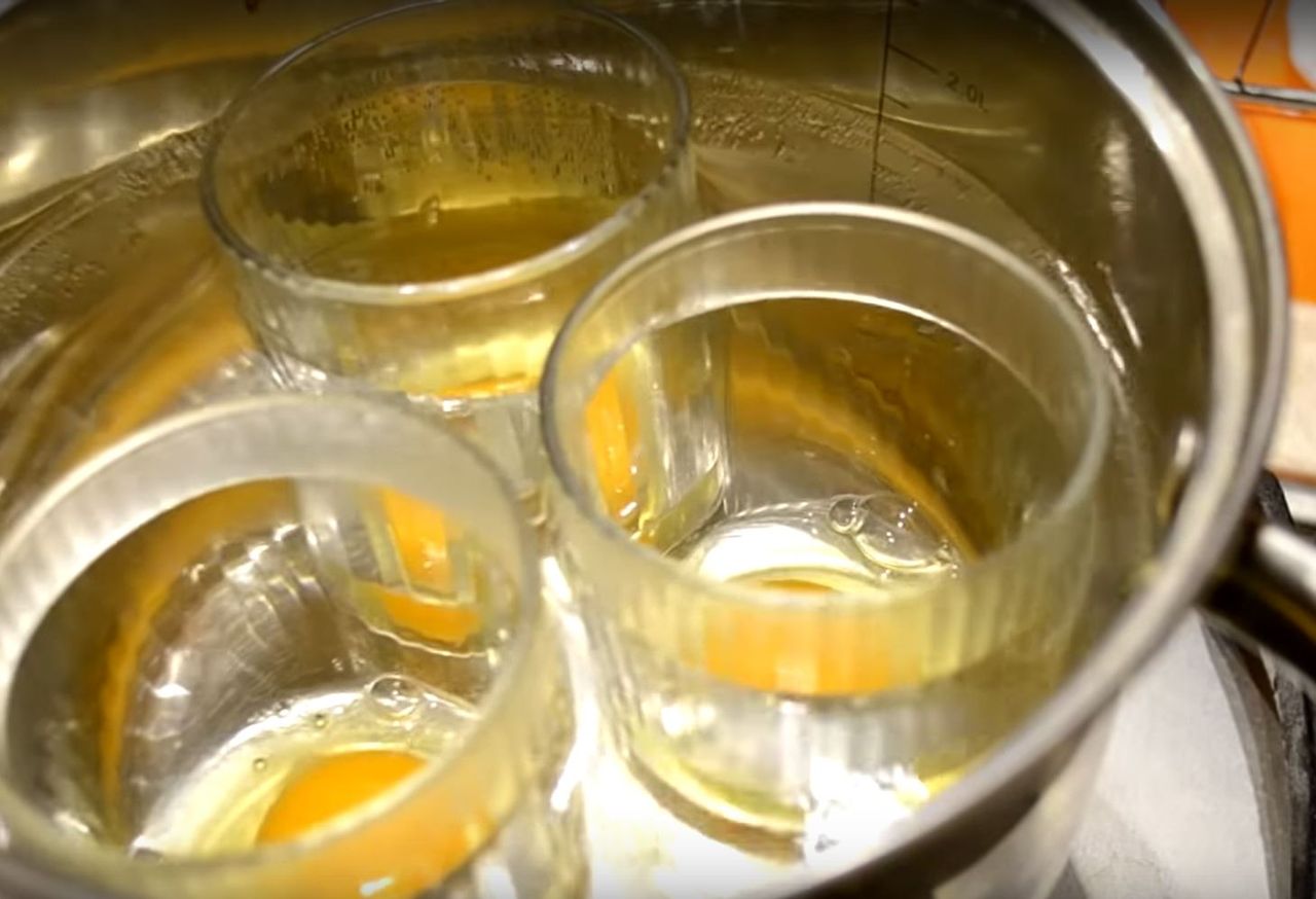 Gotowanie jajek po wiedeńsku - Pyszności; Foto kadr z materiału na kanale YouTube Anka Gotuje