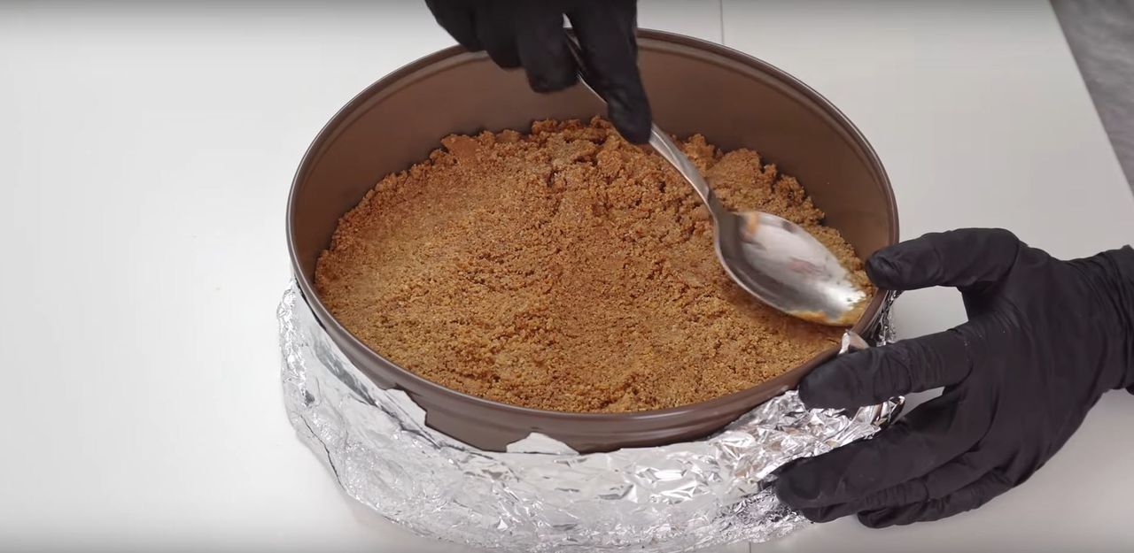 Przygotowanie sernika pistacjowego - Pyszności; Foto kadr z materiału na kanale YouTube Foodfanka