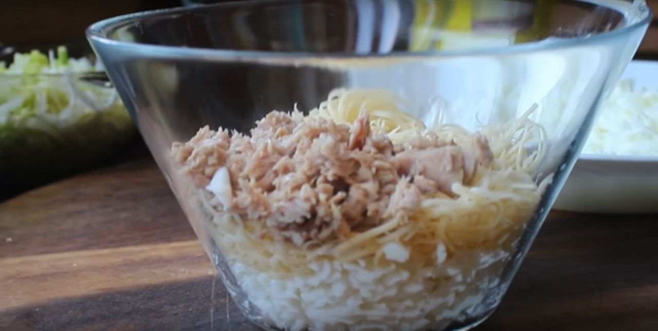 Przygotowanie sałatki kijowskiej - Pyszności; Foto kadr z materiału na kanale YouTube Kuchnia Marioli