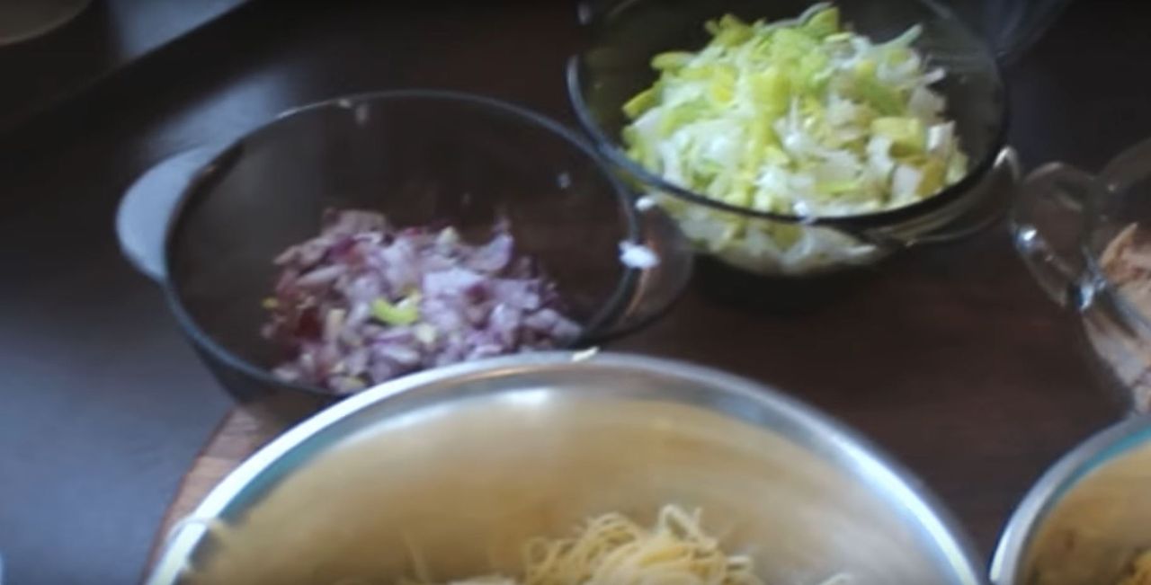 Składniki na sałatkę - Pyszności; Foto kadr z materiału na kanale YouTube Kuchnia Marioli