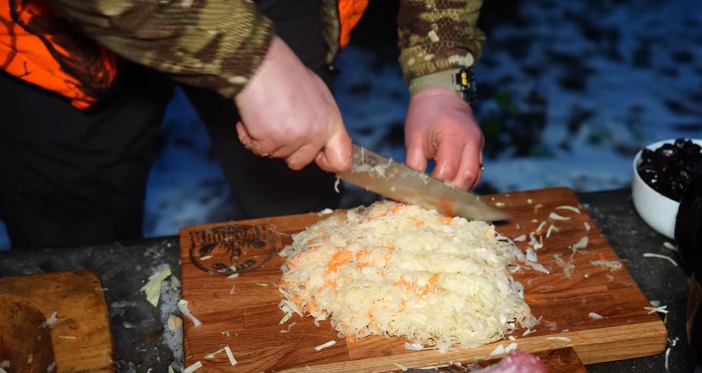 Przygotowanie bigosu myśliwskiego - Pyszności; Foto: kadr z materiału na kanale YouTube KuchniaKwasiora KK