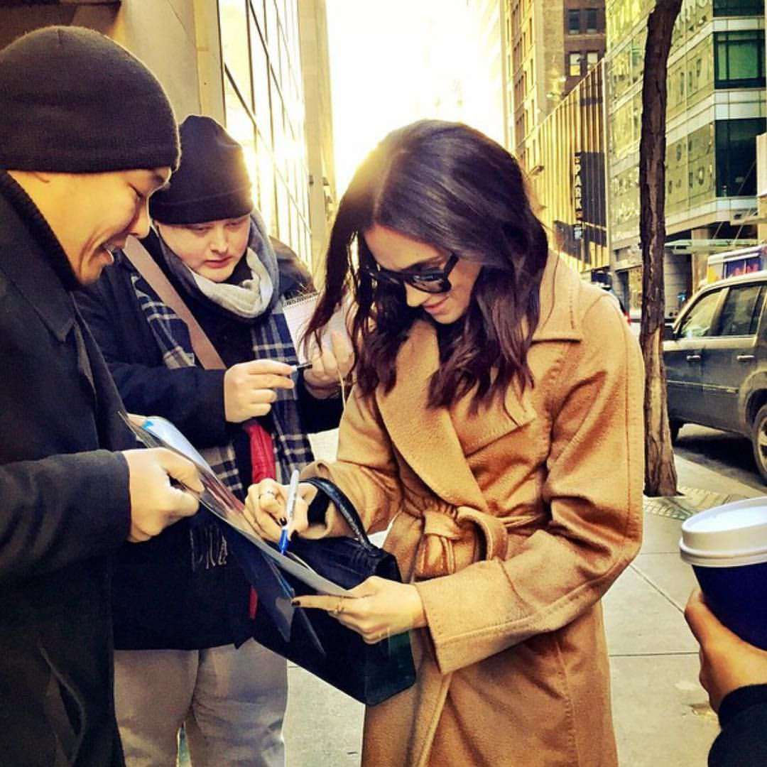 Meghan Markle w swojej karierze rozdała sporo autografów