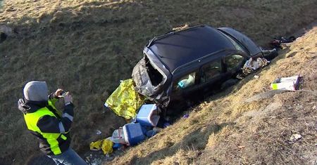 Zderzenie busa z osobówką na Dolnym Śląsku. Dziewięć osób rannych