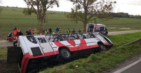 Wypadek autobusu z dziećmi. 13 osób poszkodowanych