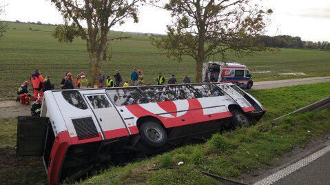 Wypadek autobusu z dziećmi. 13 osób poszkodowanych