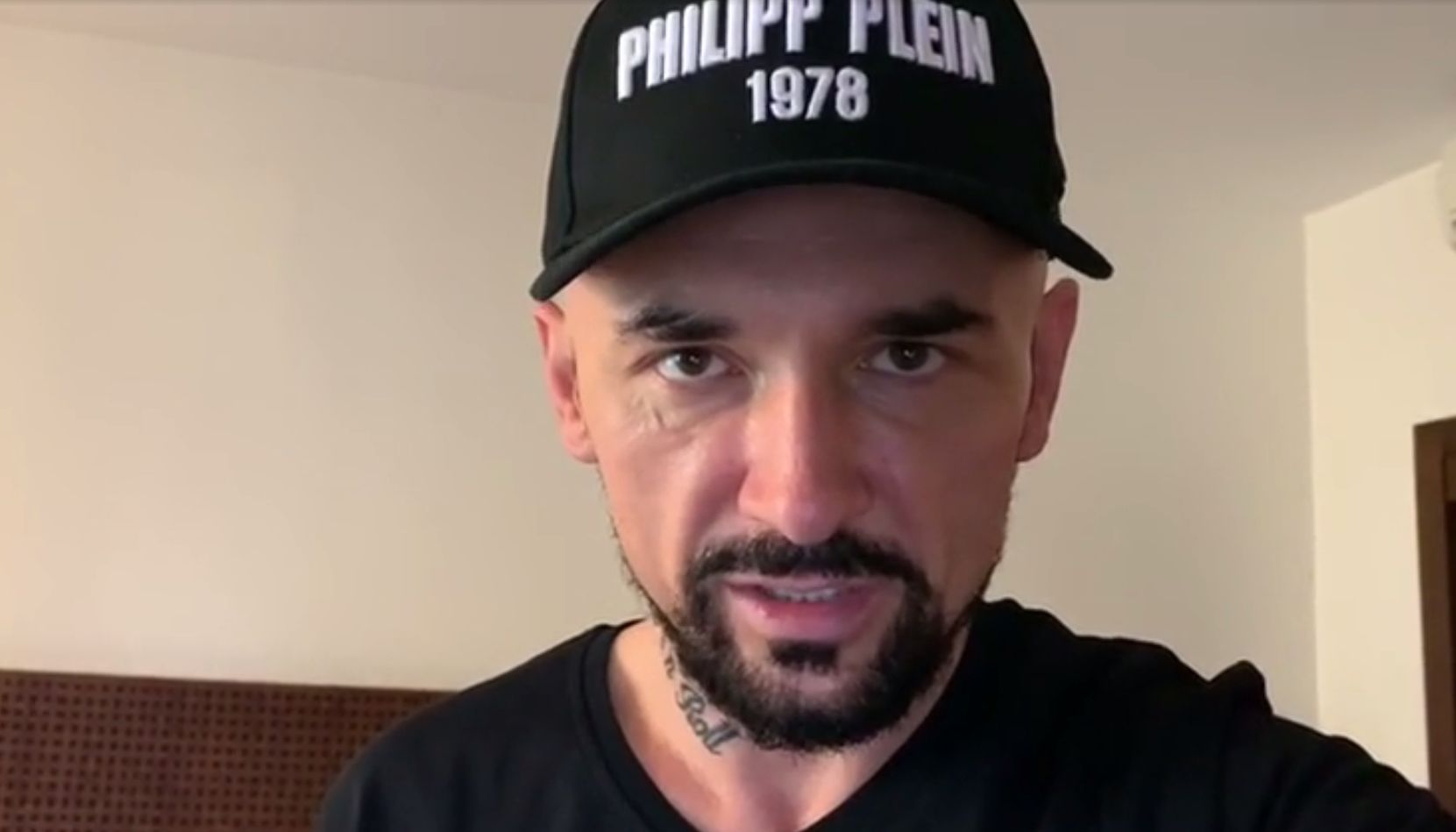 "Jestem niezależny i robię swoje" - mówi Vega i pokazuje filmowego Mateusza Morawieckiego