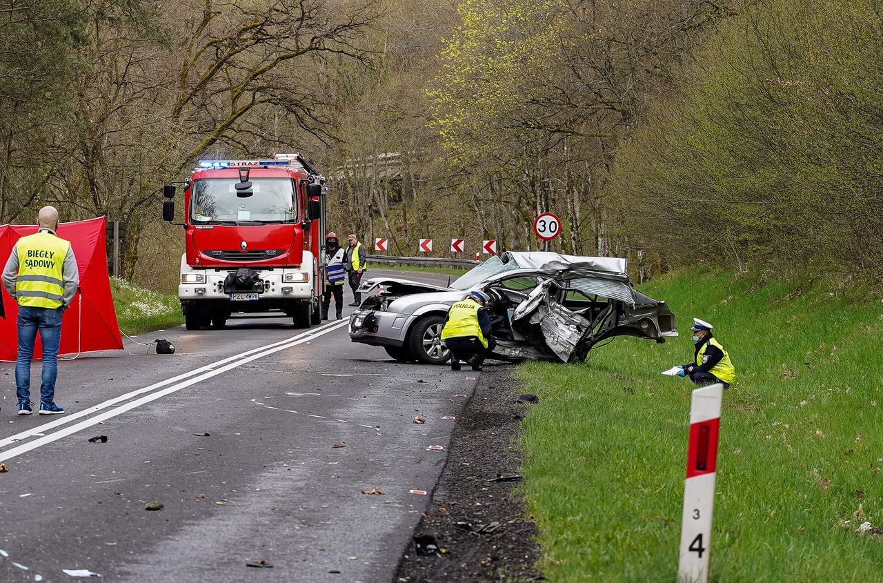 Auto rozerwane na pół. Straszny wypadek koło Jastrowia