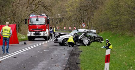 Auto rozerwane na pół. Straszny wypadek koło Jastrowia
