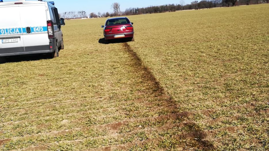 Efektownie rozlany olej z uciekającego Renault Megane