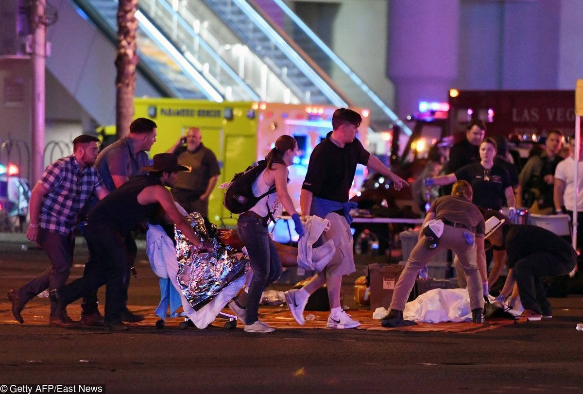 Broń i materiały wybuchowe w domu sprawcy masakry w Las Vegas. Wzrosła liczba ofiar