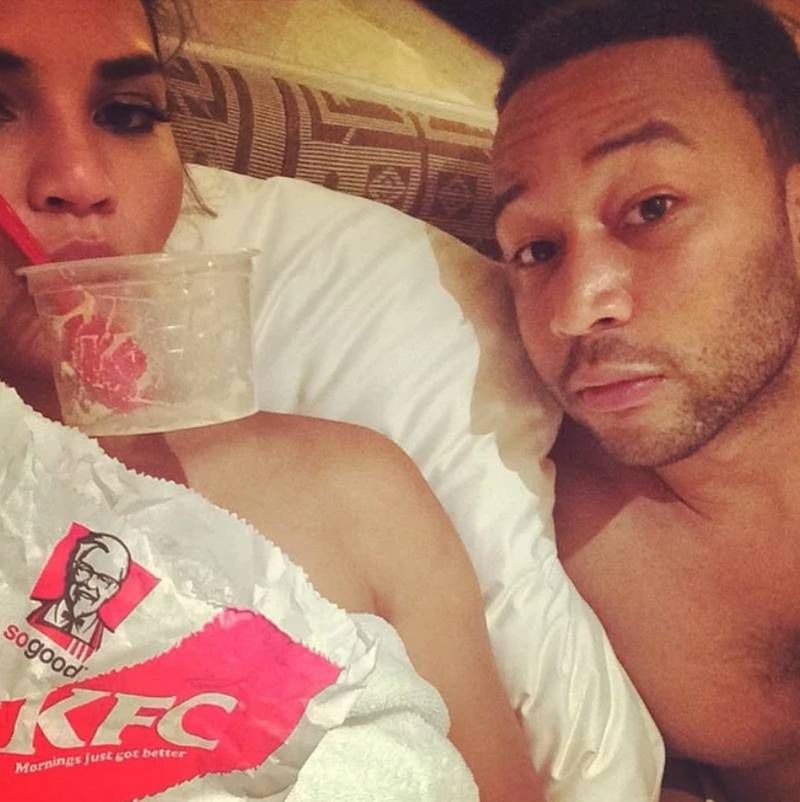 Chrissy Teigen i John Legend jedzą w łóżku fot. Instagram