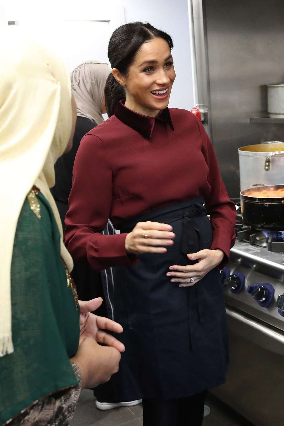 Meghan Markle z ciążowym brzuchem w kuchni