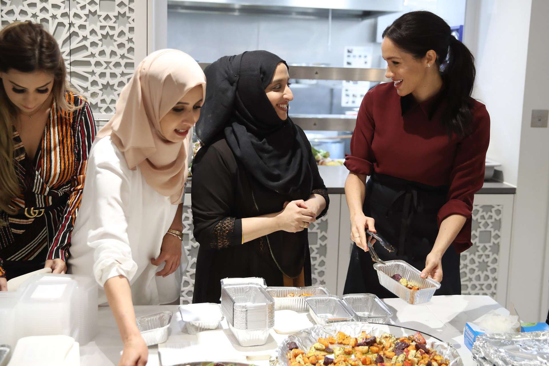 Meghan Markle z ciążowym brzuchem w kuchni