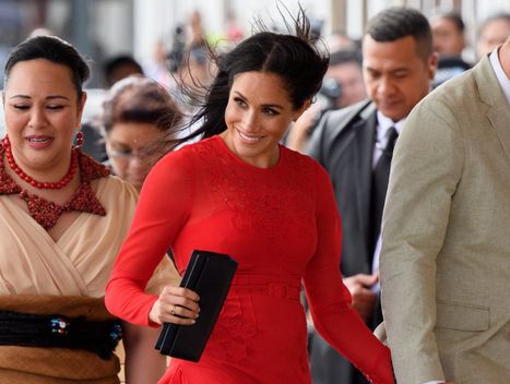 Pierwsza poważniejsza wpadka Meghan. Zapomniała odciąć metkę od sukienki