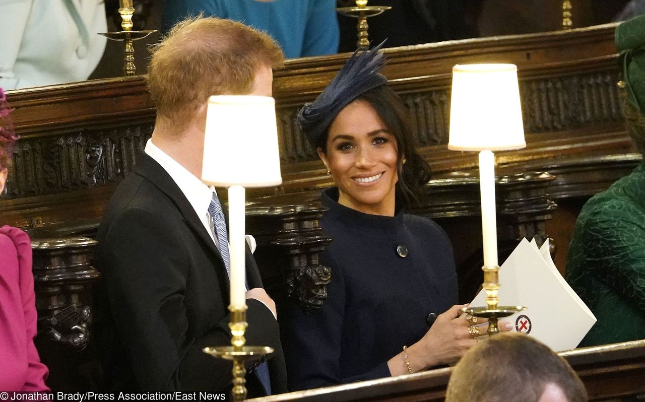 Zachwycająca Meghan na ślubie księżniczki Eugenii. Granatowa stylizacja podkreśliła jej wdzięk