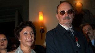 Sławomir Mrożek z żoną i orderem