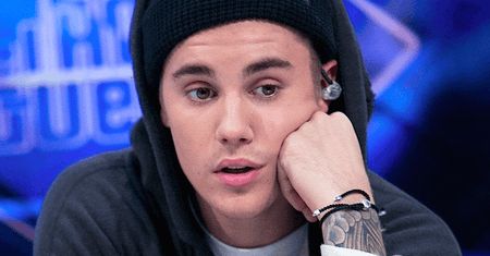 Wściekły Justin Bieber ze szmatą w ręce przerywa koncert! Co go tak rozwścieczyło?