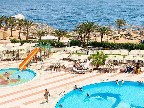 Kompleks basenów przy hotelu Dreams Beach na egipskim wybrzeżu tuż przy plaży 