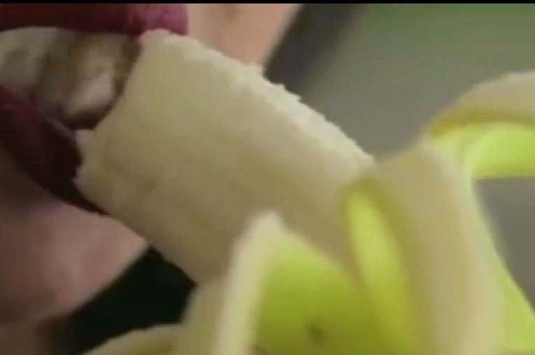 Piosenkarka aresztowana za jedzenie banana. Podżegała do rozpusty
