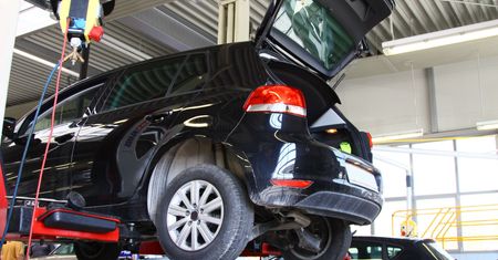 Wyniki Inter Cars. Kokosy na częściach do używanych samochodów