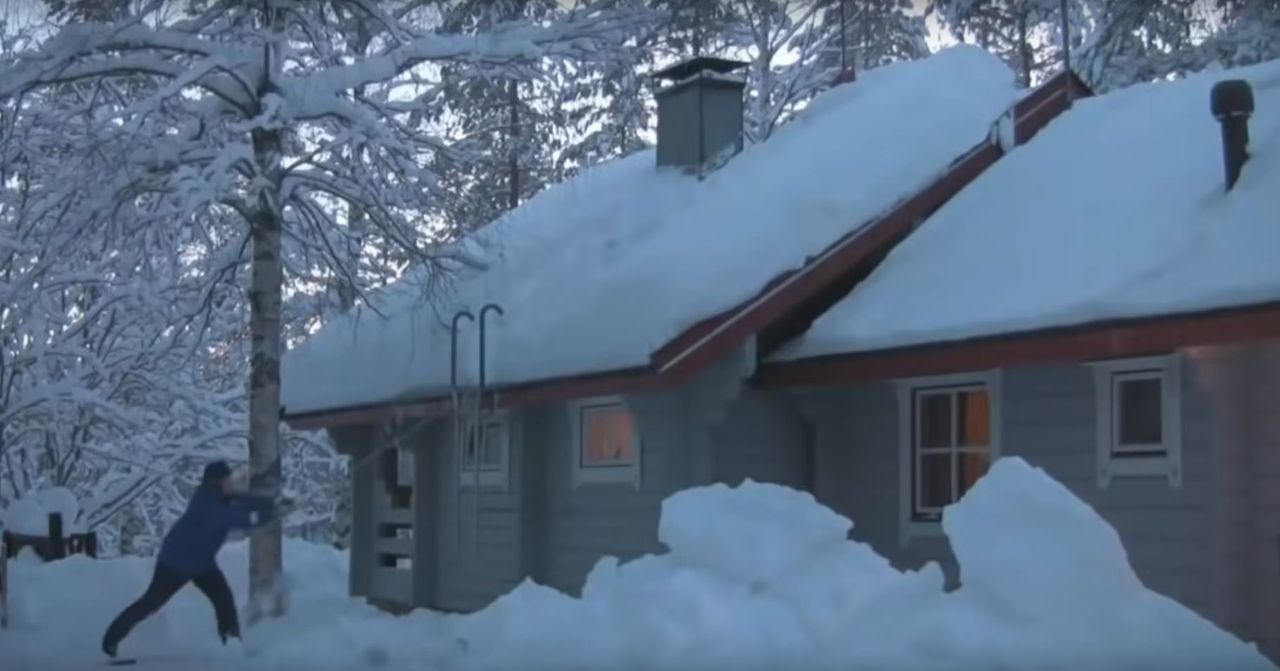 Jak usunąć śnieg z dachu, fot. Big World/youtube