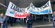 Protest przed Zakładami H. Cegielskiego w Poznaniu- pracownicy opuścili fabrykę i wyszli na ulice.