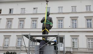 Warszawa. Rozpoczęto montaż pomnika Lecha Kaczyńskiego na pl. Piłsudskiego