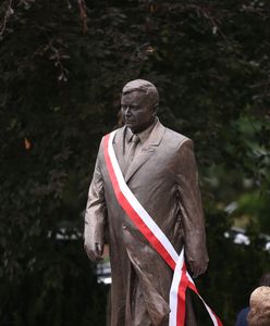 Szczecin. Koszulka "Konstytucja" na pomniku Lecha Kaczyńskiego. Jest decyzja sądu