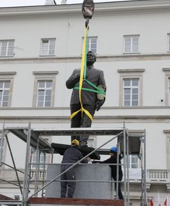 Warszawa. Rozpoczęto montaż pomnika Lecha Kaczyńskiego na pl. Piłsudskiego