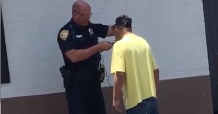 USA. Przez brodę bezdomny nie mógł dostać pracy. Policjant przyszedł z pomocą