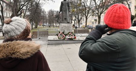 Pomnik ks. Jankowskiego będzie miał całodobową ochronę. Zajmą się tym wolontariusze