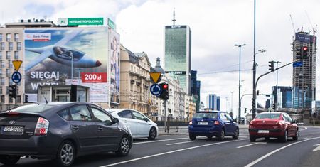 Warszawa. Marszałkowska opustoszała. Nawet o połowę mniej aut w centrum