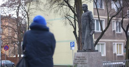 Pomnik ks. Jankowskiego ustawiony na nowo, ale będzie zdjęty. Reakcja władz Gdańska
