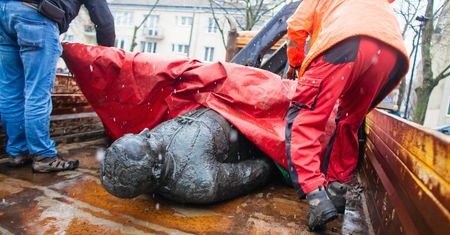 Pomnik ks. Jankowskiego obalony. Na cokole pojawiły się napisy