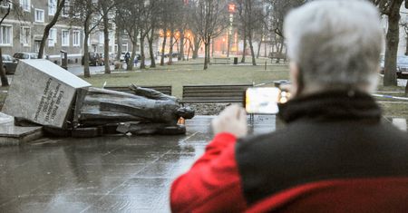 Pomnik ks. Jankowskiego obalony. Jest reakcja władz Gdańska