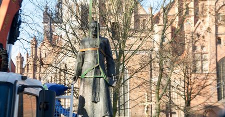 Apelują do wojewody ws. pomnika księdza Jankowskiego. "Radni naruszyli prawo"