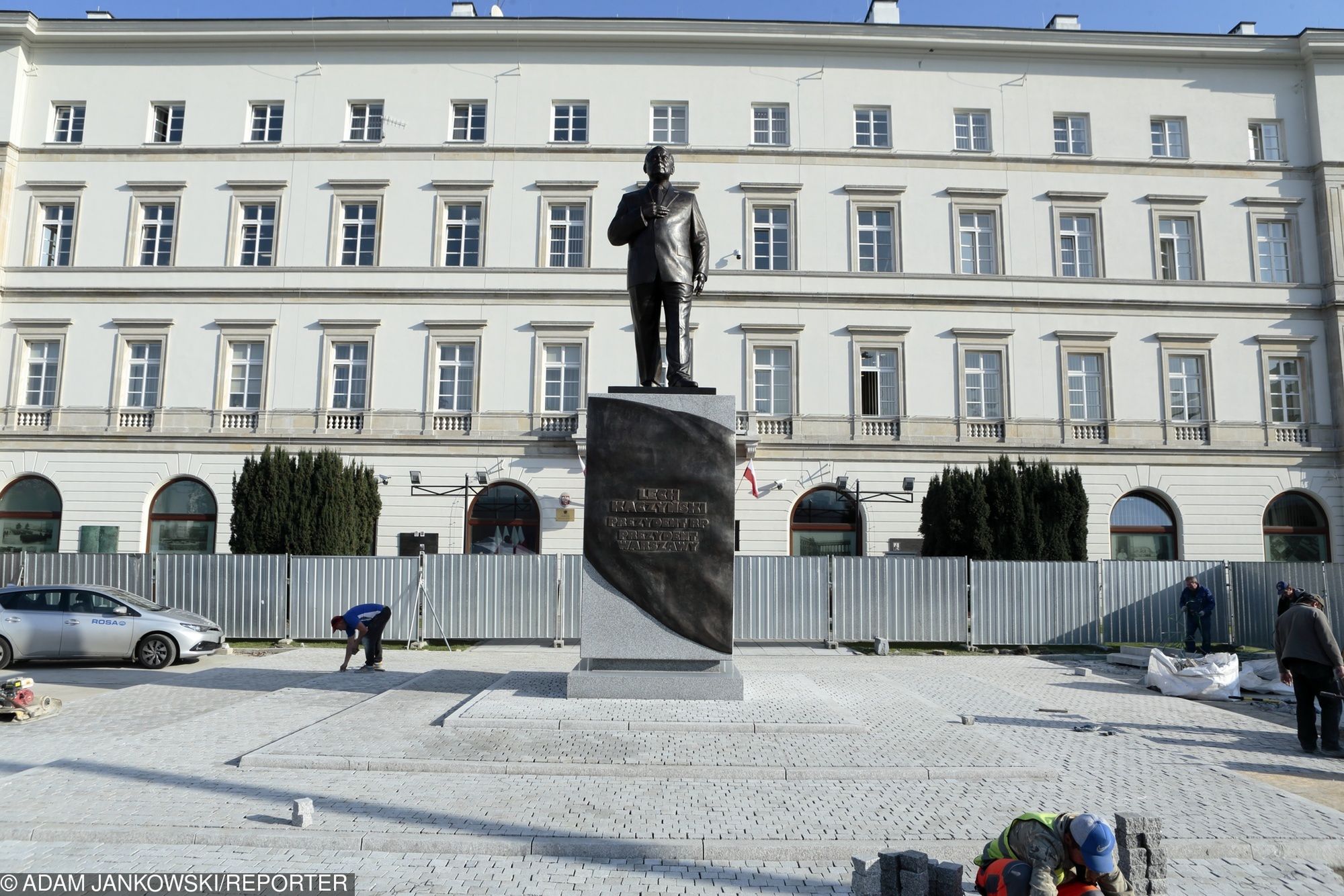 Pomnik Lecha Kaczyńskiego czeka na oficjalne odsłonięcie. Uroczystości zaplanowano na sobotę 10 listopada.