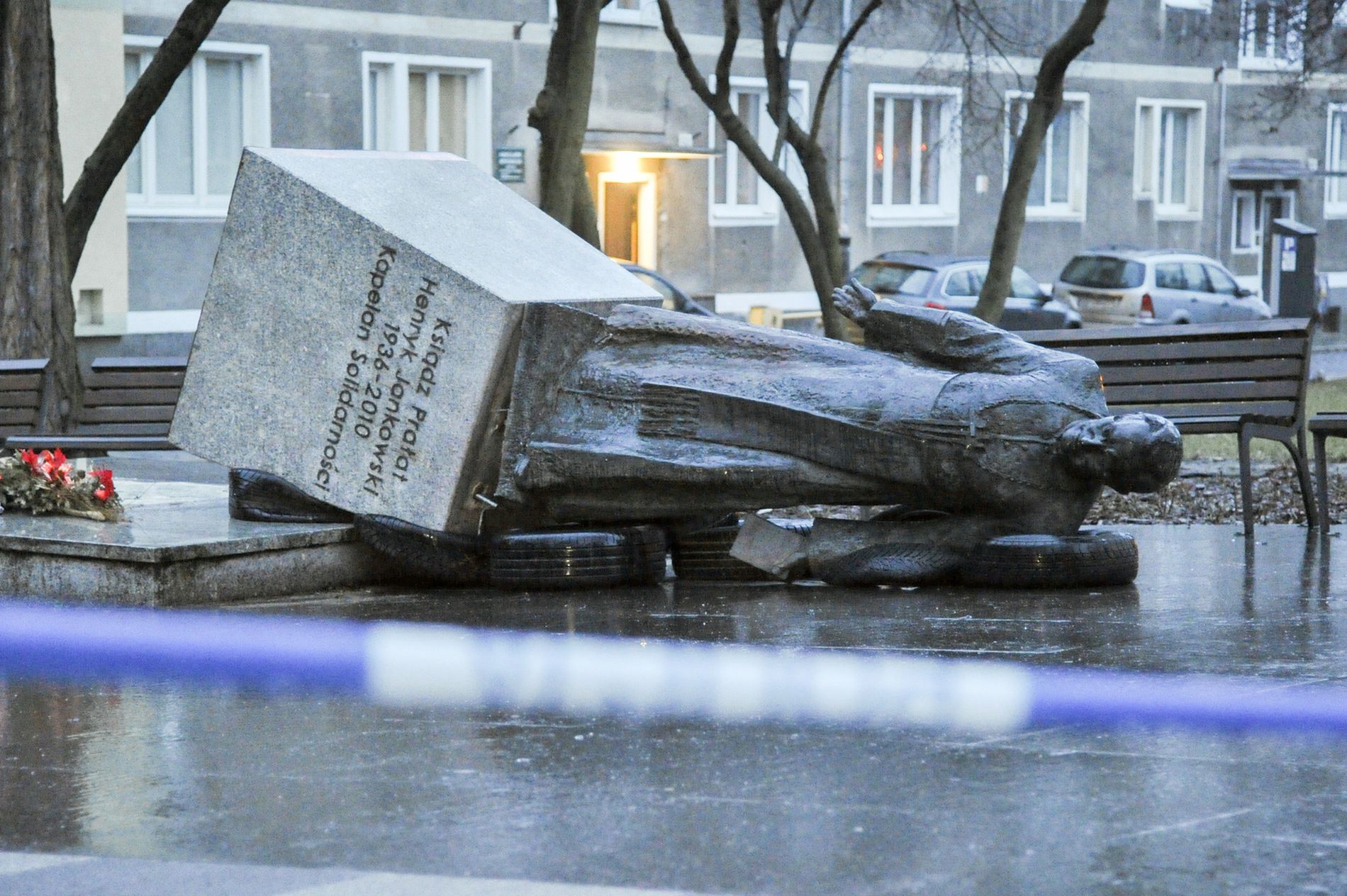 Komitet budowy pomnika prałata Jankowskiego ma jeszcze w czwartek przywrócić go na miejsce