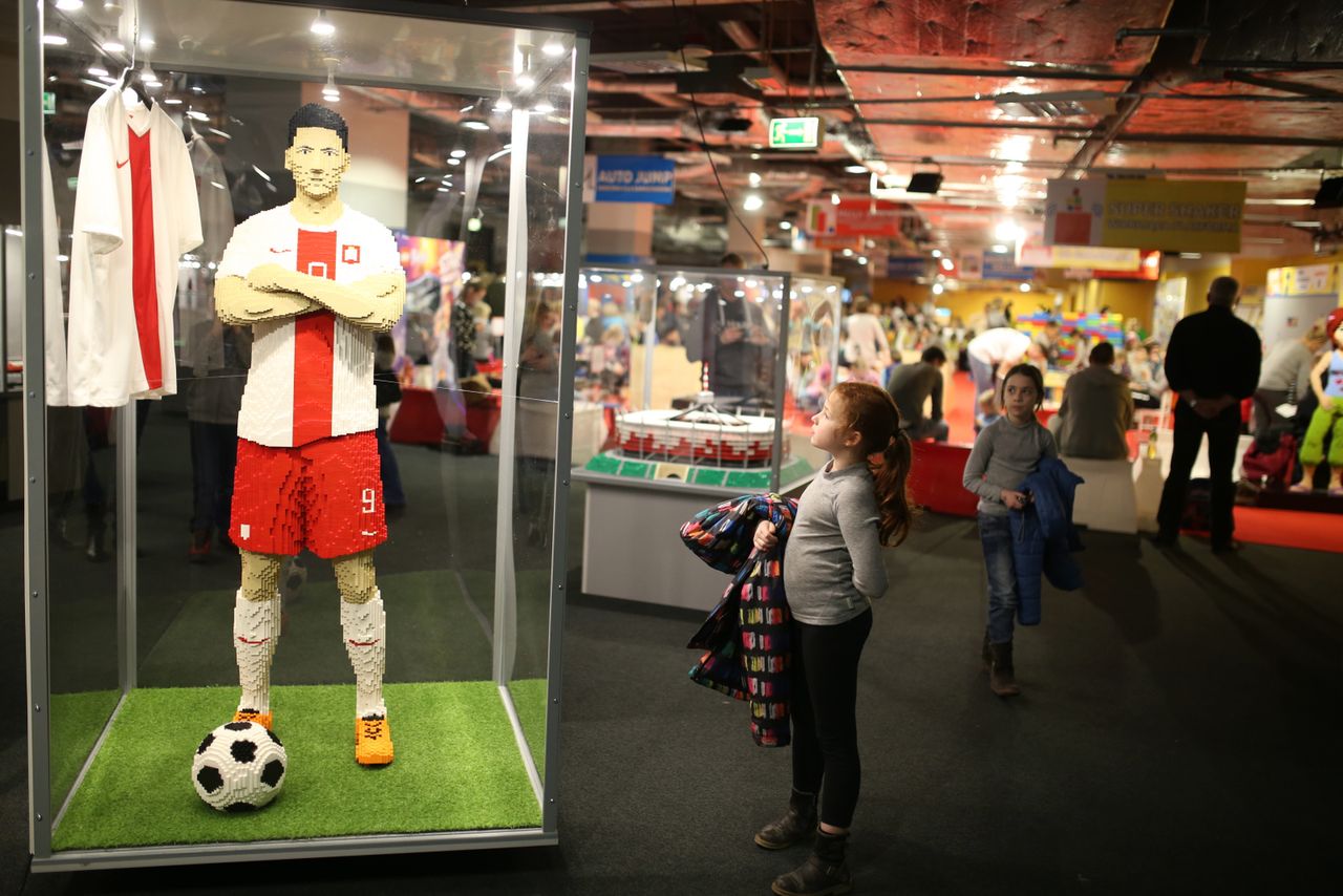Robert Lewandowski w skali 1:1 z... klocków Lego!