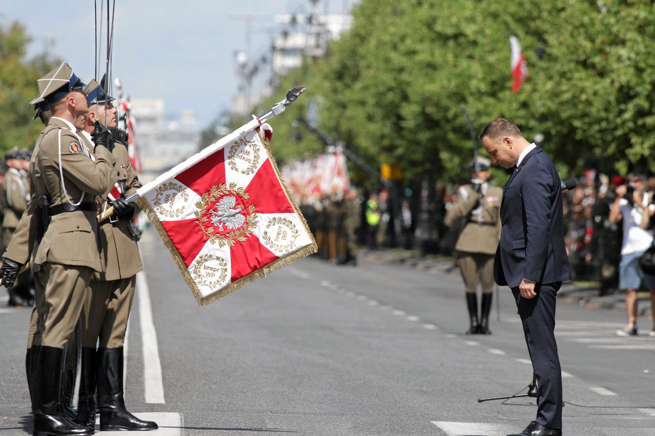 "To nie jest prywatna armia". Duda "dyscyplinuje" Macierewicza w przemówieniu