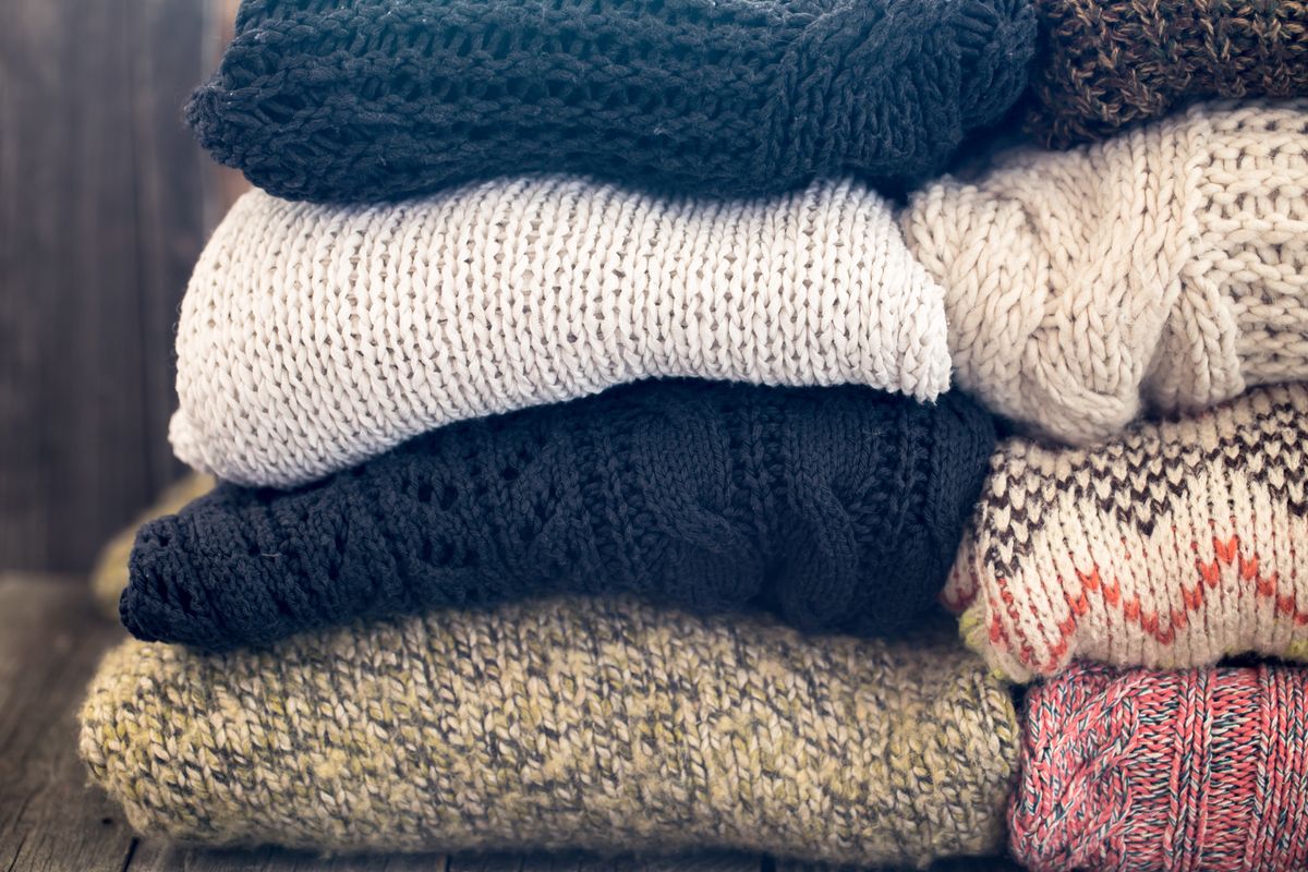 Modne swetry na zimę. Instagram podbijają świąteczne motywy, idealne na wigilię
