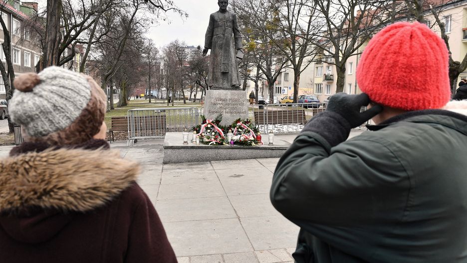 Pomnik ponownie stanął na cokole w sobotę