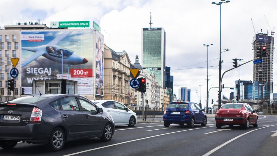 Warszawa. Przez rondo Dmowskiego przejeżdża o ponad połowę mniej samochodów niż na początku marca