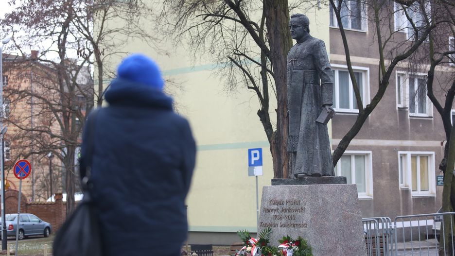 Obalony pomnik ks. Jankowskiego już stoi na miejscu, ale władze Gdańska nalegają na jego usunięcie
