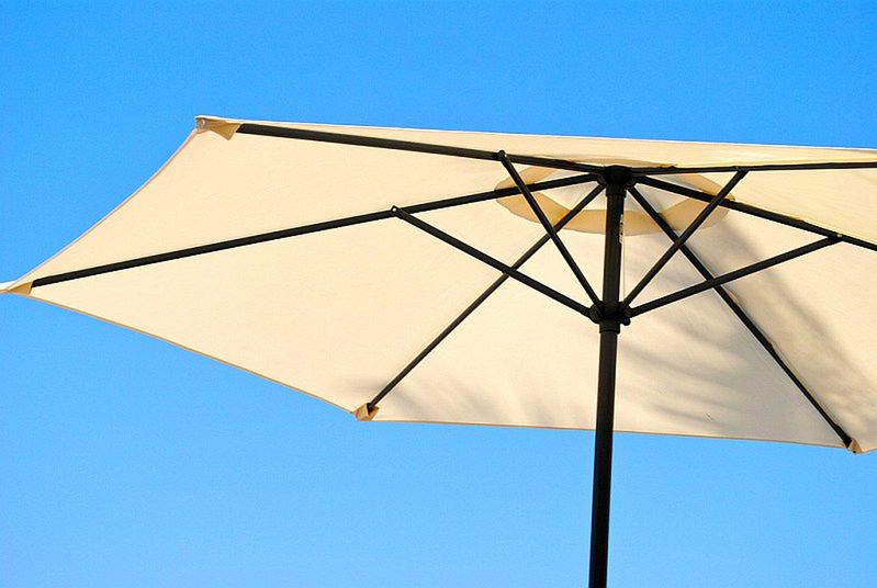 Przeciwsłoneczny parasol nie zapewni pełnej ochrony przecisłonecznej