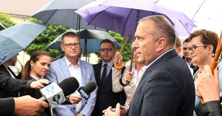 Schetyna i Siemoniak oskarżają Morawieckiego o kłamstwo. Możliwe jest postępowanie prawne