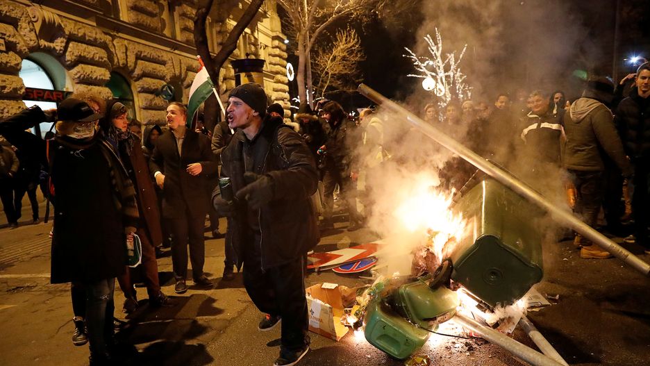 Demonstranci w Budapeszcie protestujący przeciwko "ustawie o pracy niewolniczej"