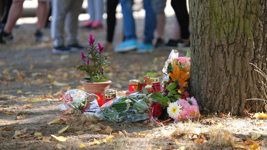Mieszkańcy ustawiają znicze i kładą wiązanki kwiatów w miejscu, gdzie doszło do tragedii
