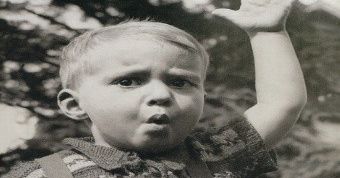 Brunatna mamusia i czerwona babunia